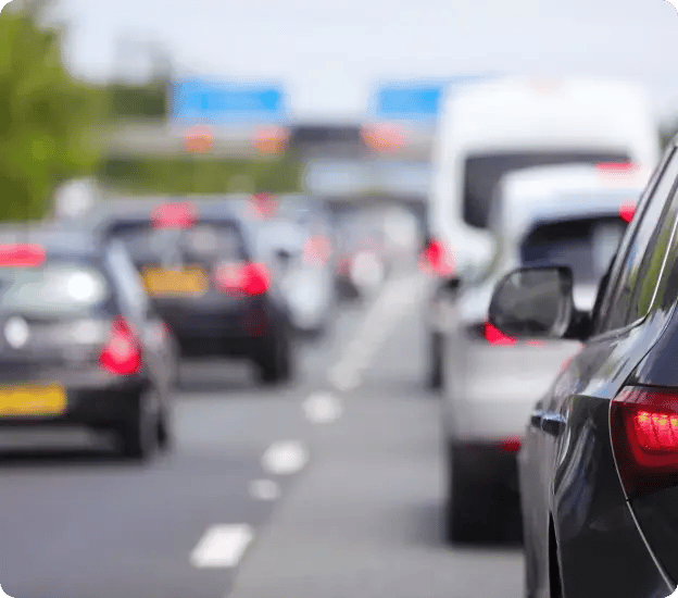 Flotte de véhicules utilitaires en circulation, suivie par le logiciel de gestion du carburant Transpoco